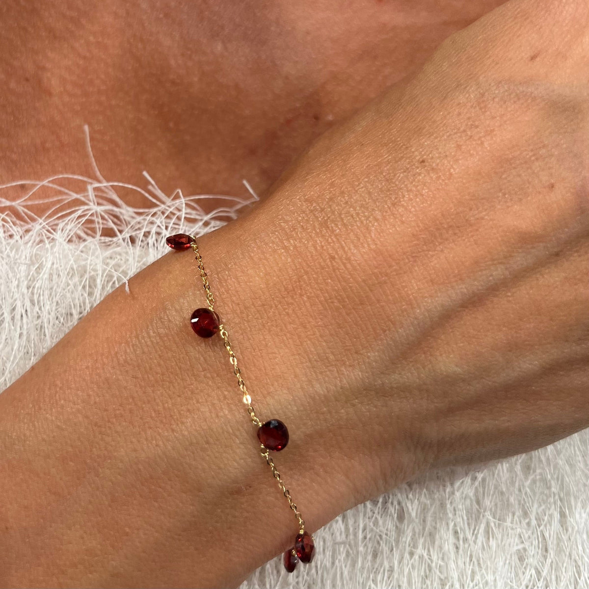 Maman et Sophie 18 kt sárga arany karkötő gránáttal
