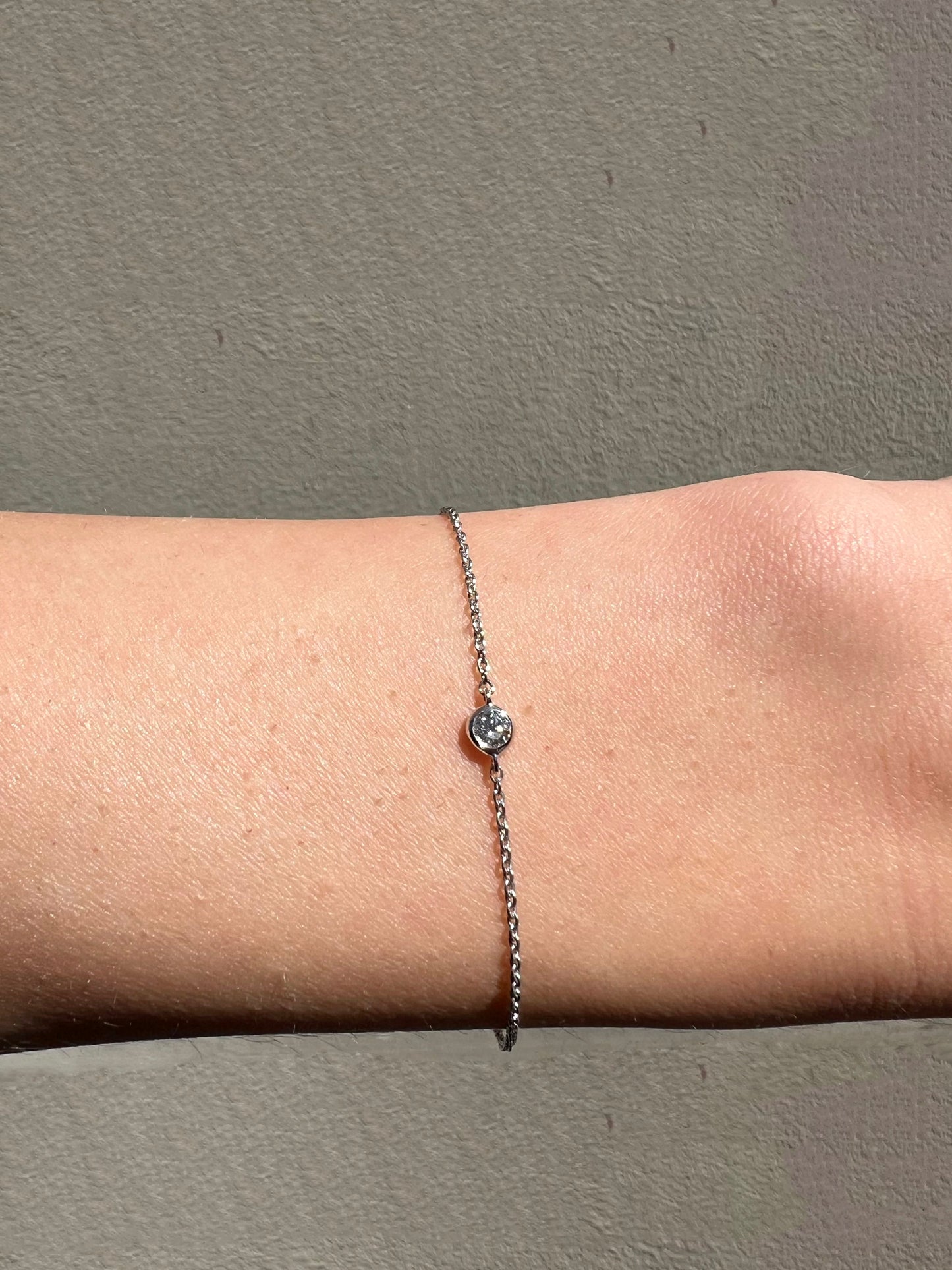 18 kt Fehér arany gyémánt karkötő 0,08 ct