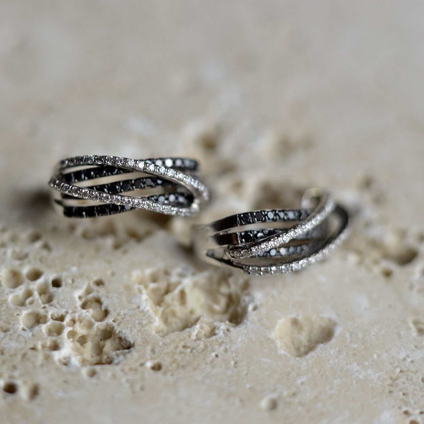 Fehér arany gyémánt fülbevaló, fekete gyémántokkal