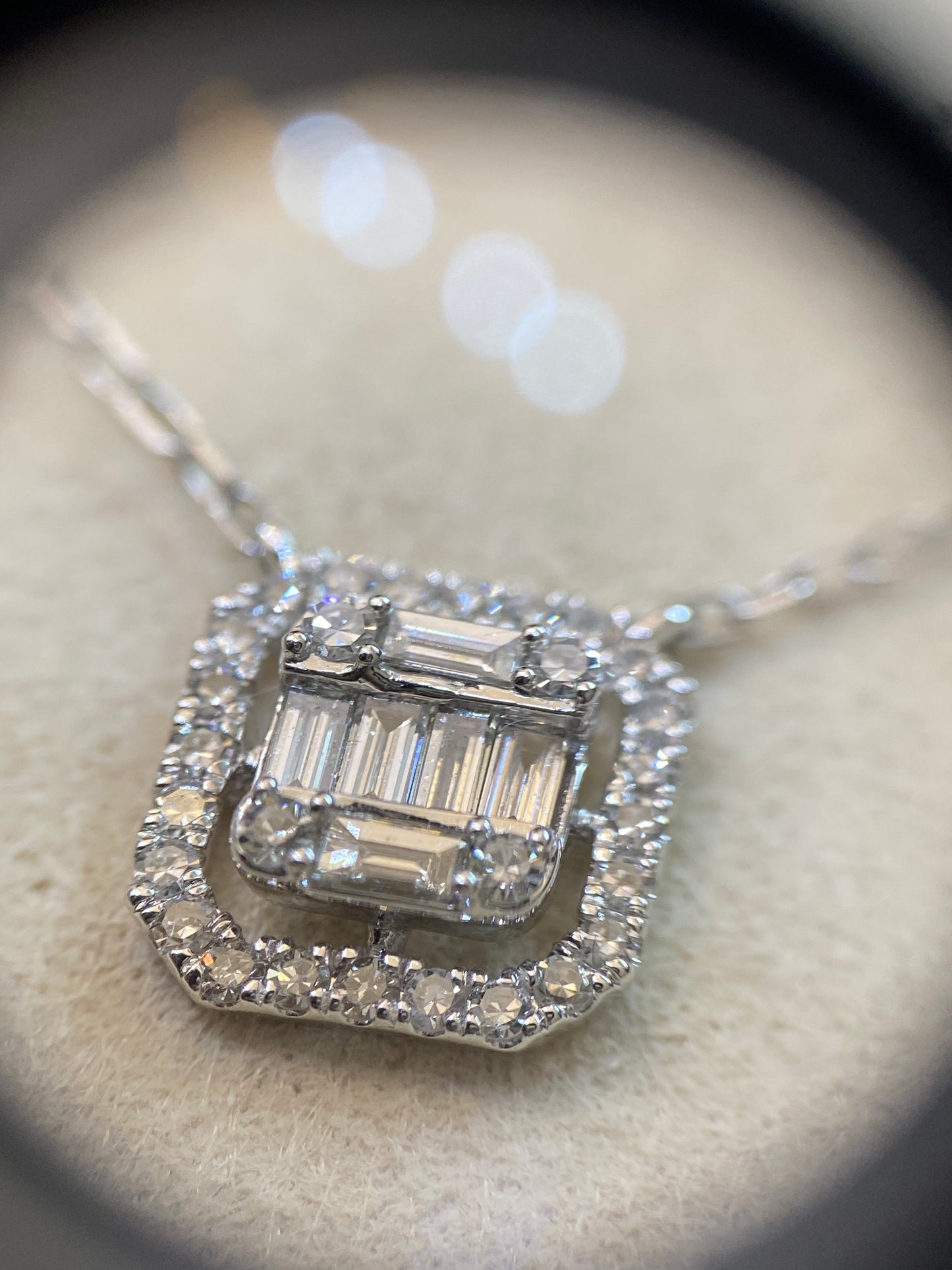Fehér arany gyémánt baguette nyaklánc