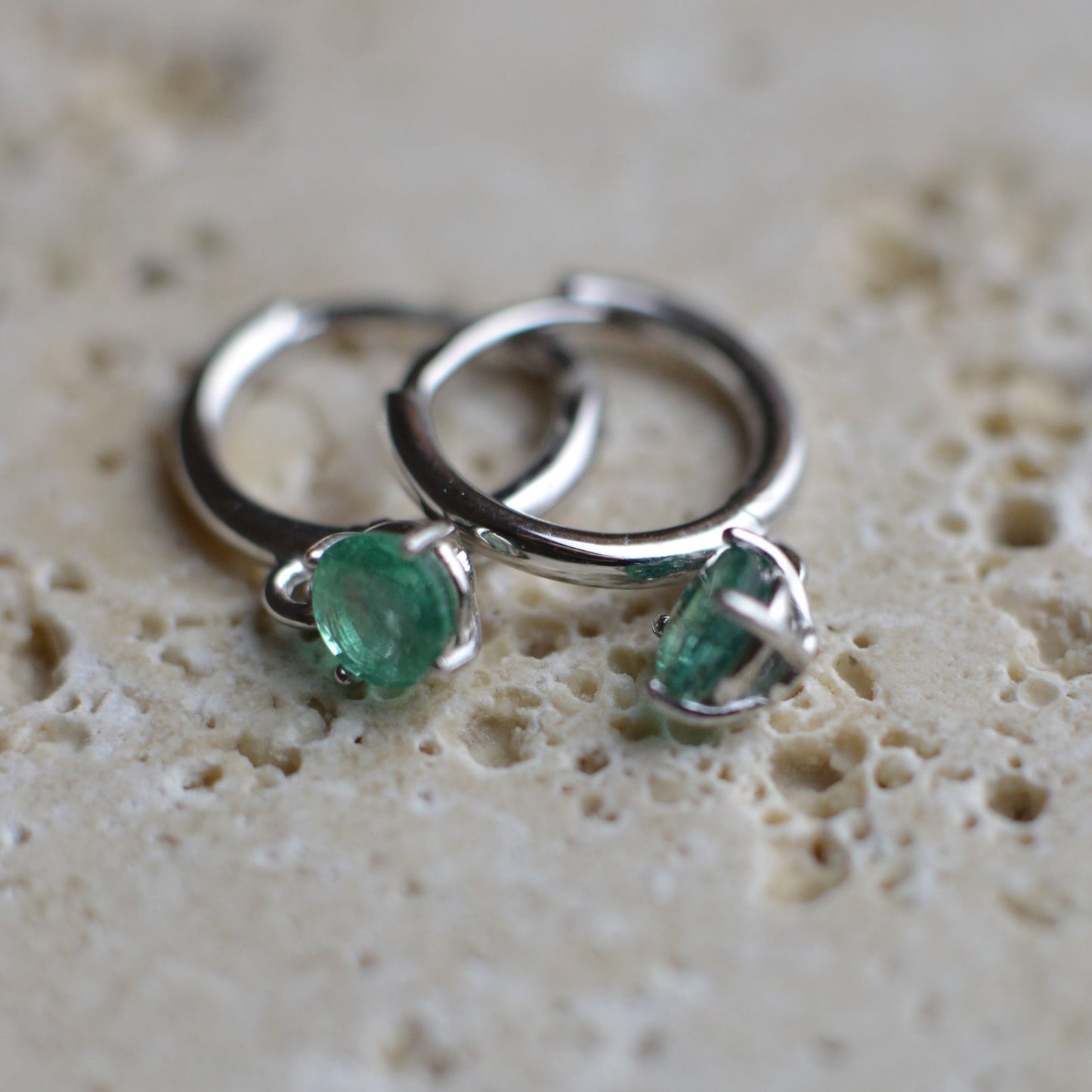 Fehér arany Smaragd karika fülbevaló