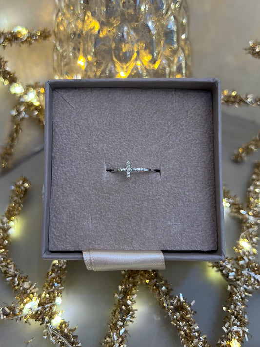 Fehér arany keresztes gyémánt gyűrű