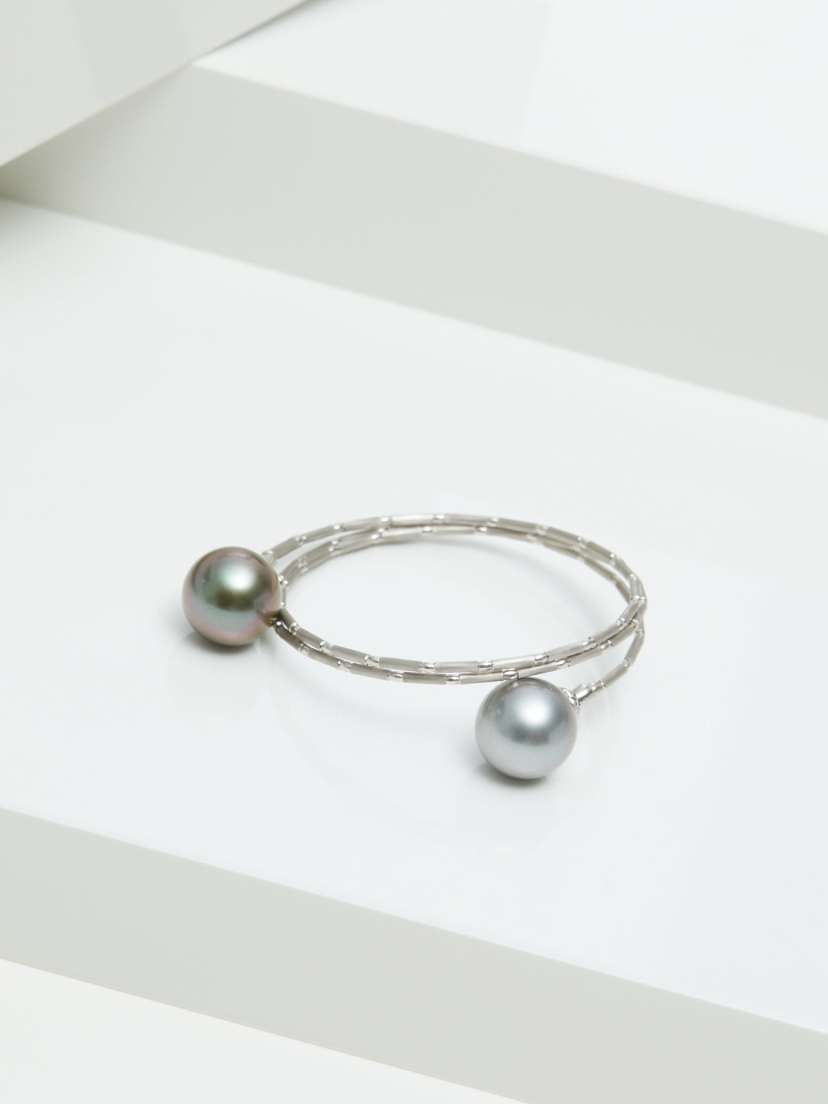 WRAP ME white gold bracelet with Tahitian pearls