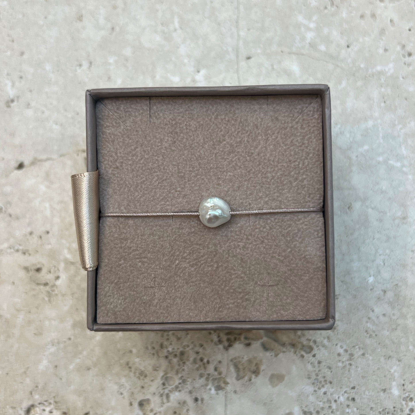 Pearl&Diamond Signiture bézs karkötő