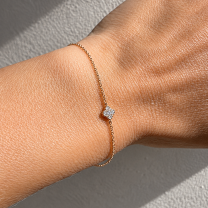 18 kt rose arany gyémánt virágos karkötő 0,06 ct