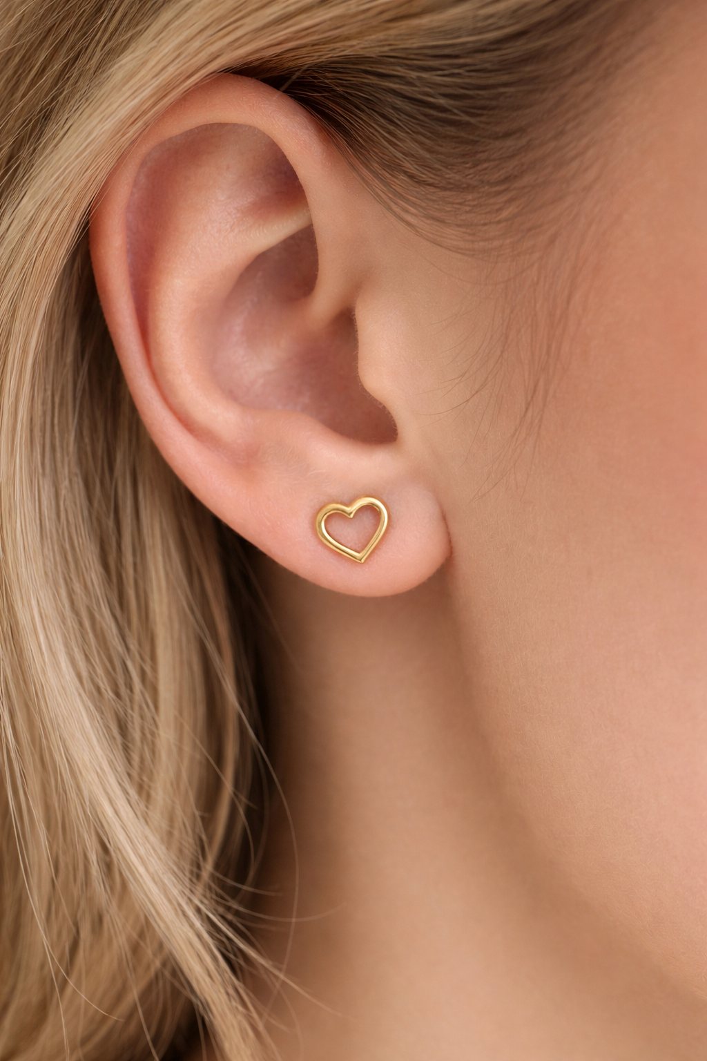 18K arany fülbevaló szív alakú profillal