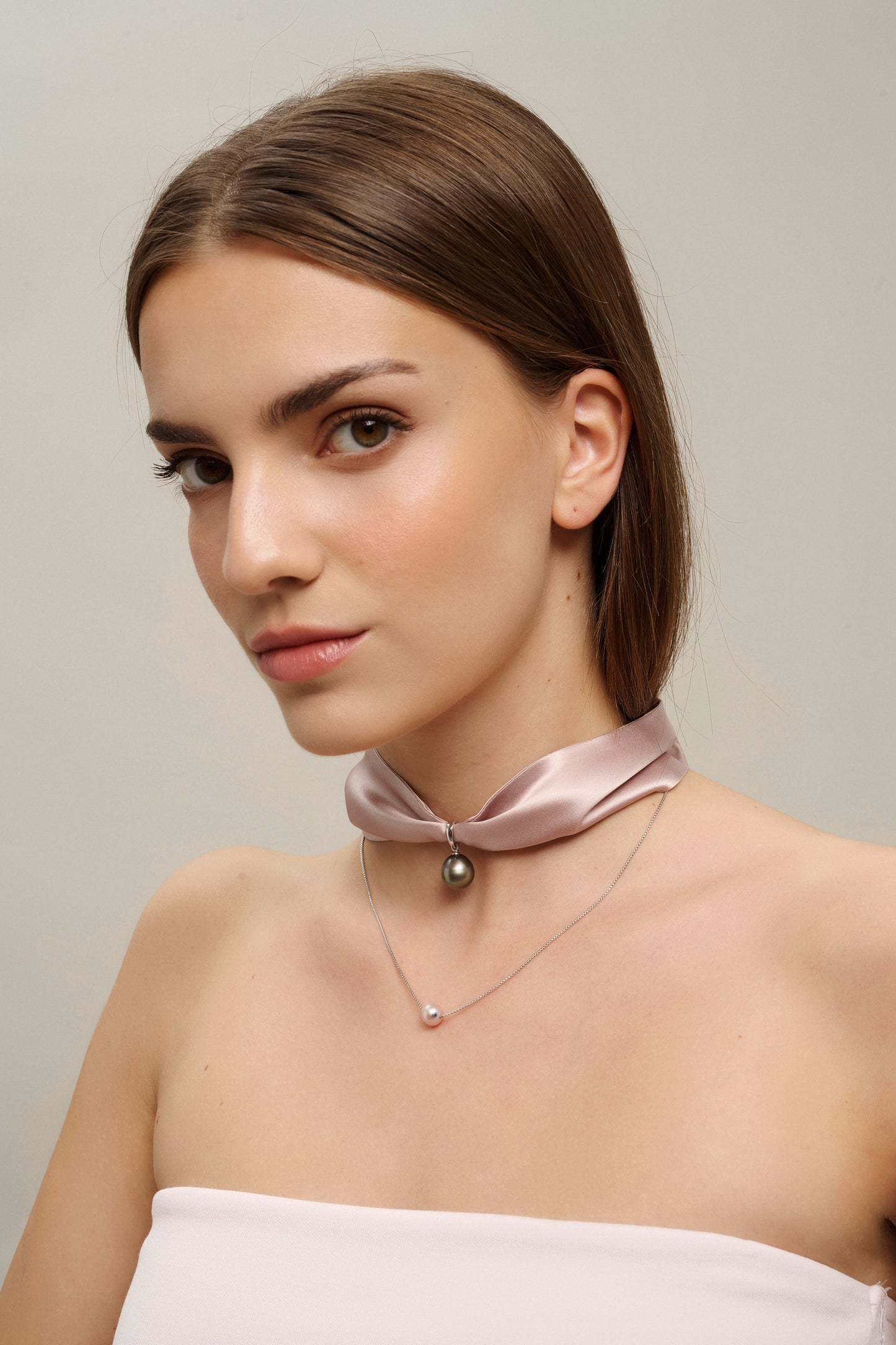 Silk choker with baroque pearl and diamond - pink