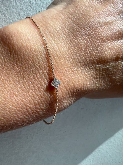 18 kt sárga arany gyémánt virágos karkötő 0,06 ct