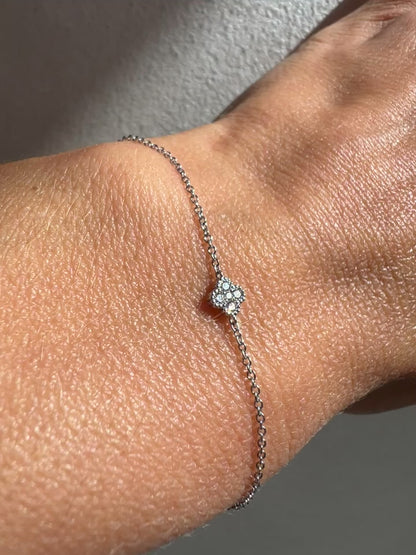 18 kt Fehér arany gyémánt virágos karkötő 0,06 ct